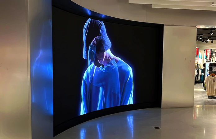 Concave Indoor LED Display for Retail Store | VisionReal